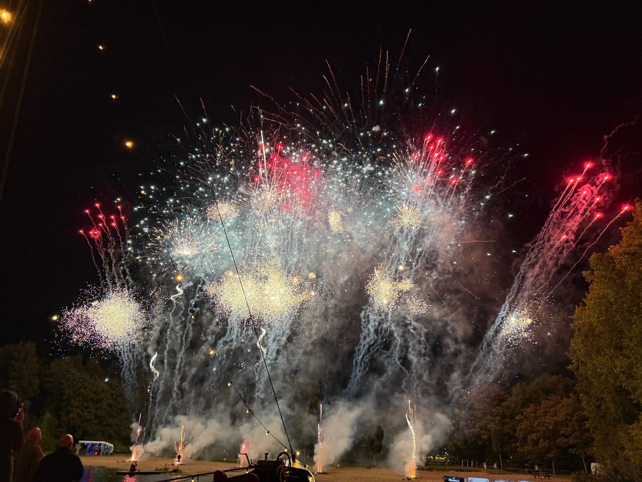 Vuurwerk boven het water tijdens Brielle Maritiem 2025