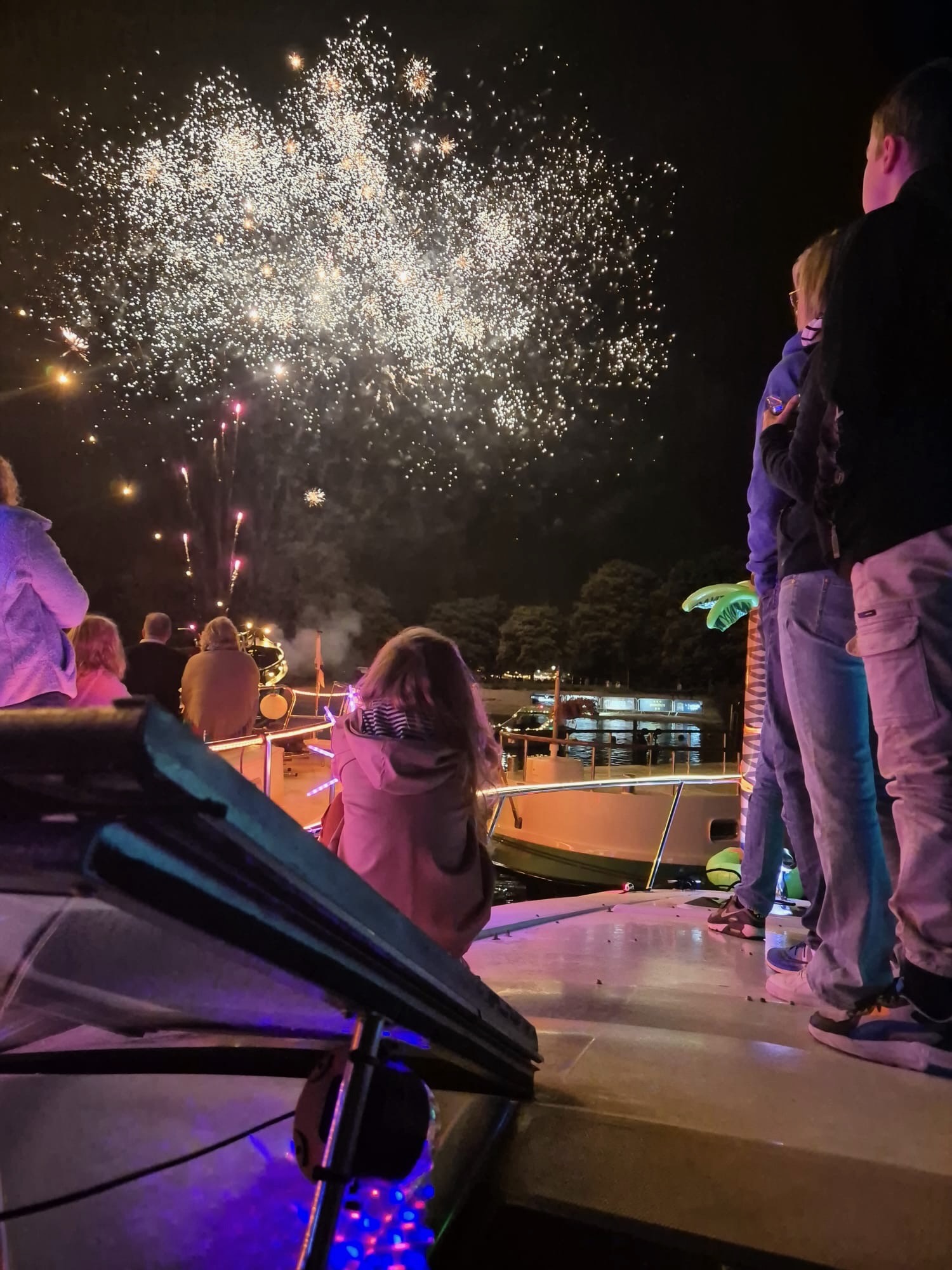 Bezoekers kijken vanaf een boot naar het vuurwerk in 2025